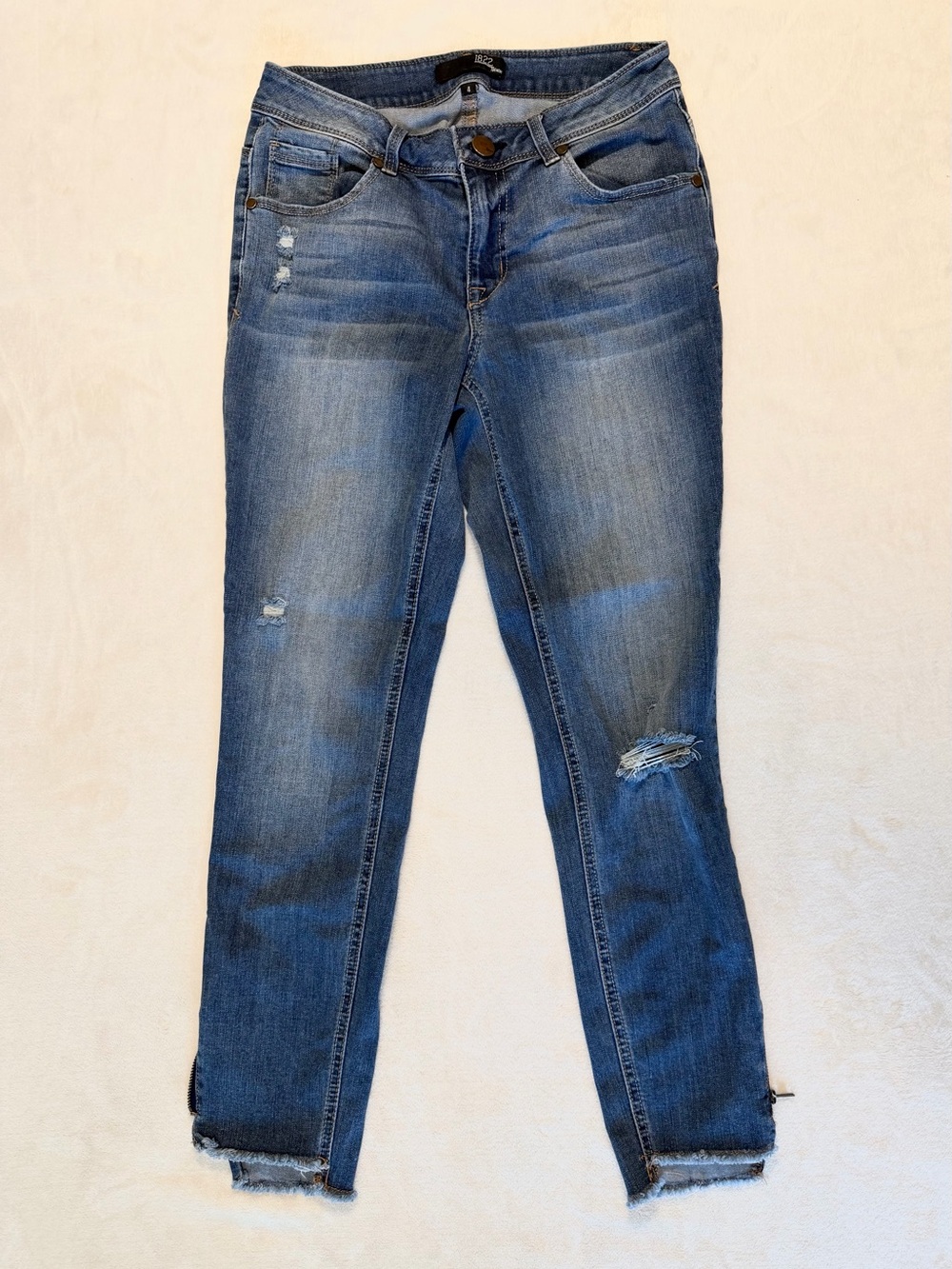 1822 Denim Distressed Ankle Zip Skinny Jeans Size 4 Frayed Hem.